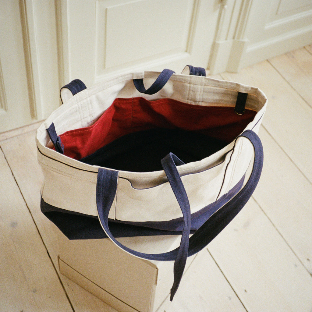 Babette's Travel Bag seen from above, showing the bordeaux lining