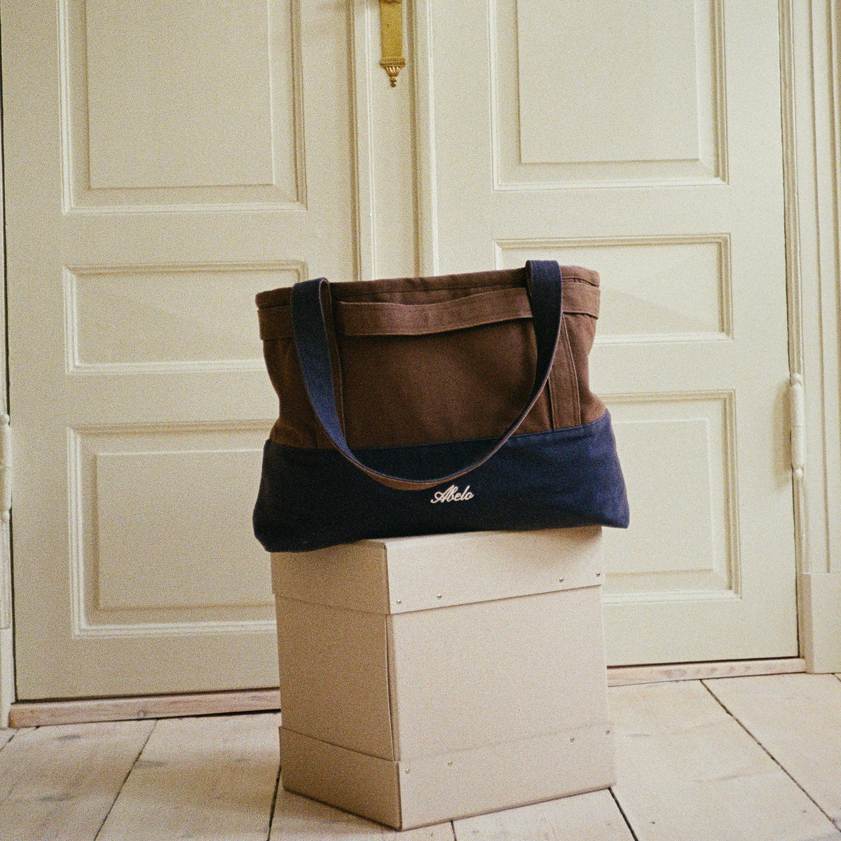 Ehrengard's Travel Bag in dark brown and navy, back view with Abelo embroidery